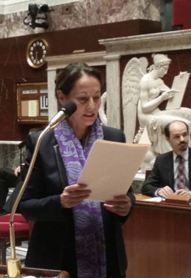 Ségolène Royal présentant le dernier amendement du gouvernement, samedi 11 octobre vers 6h30 du matin (DR). Ségolène Royal présentant le dernier amendement du gouvernement, samedi 11 octobre vers 6h30 du matin (DR).